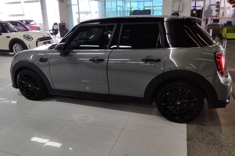 MINI 2022款 1.5T COOPER 艺术家 五门版车身外观4