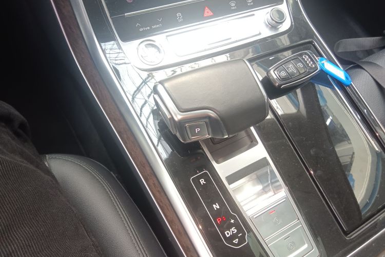 奥迪Q7 2022款 55 TFSI quattro S line运动型中控内饰18