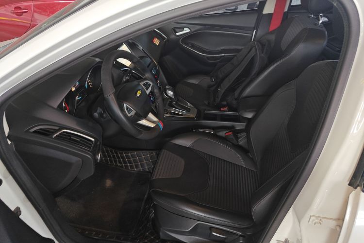 福特 福克斯 2018款 三厢经典 EcoBoost 180 自动精英型中控内饰19