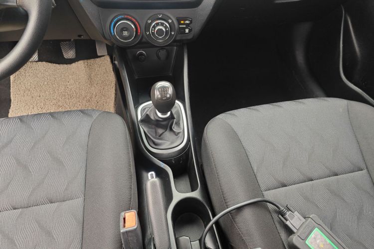 起亚K2 2012款 三厢 1.4L MT GLS纪念版中控内饰18