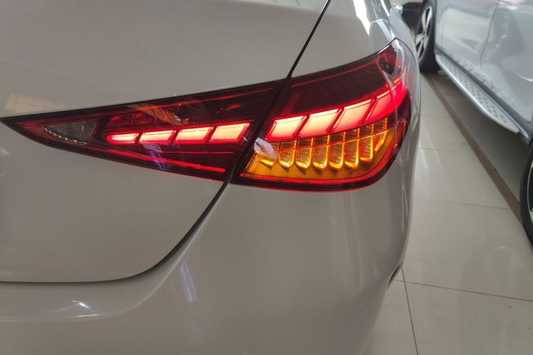 奔驰C级 2024款 改款 C 260 L 运动版车身外观9