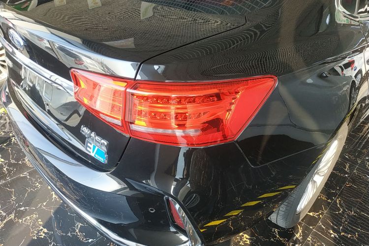 江汽集团 江淮iEVA60 2019款 旗舰型车身外观9