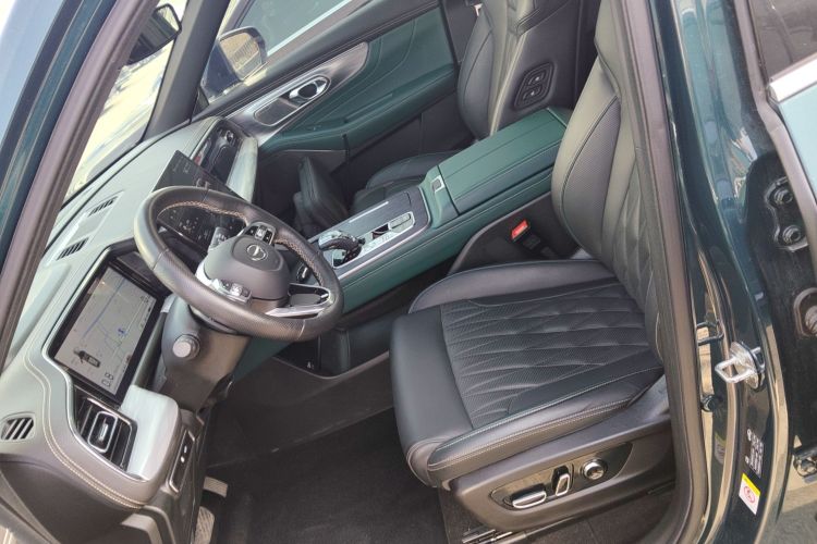 广汽传祺 传祺GS8 2022款 领航系列 2.0TGDI 两驱尊贵版（七座）中控内饰19