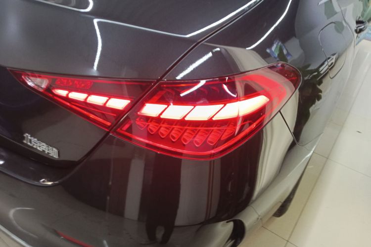 奔驰C级 2022款 改款 C 260 L 运动版车身外观9