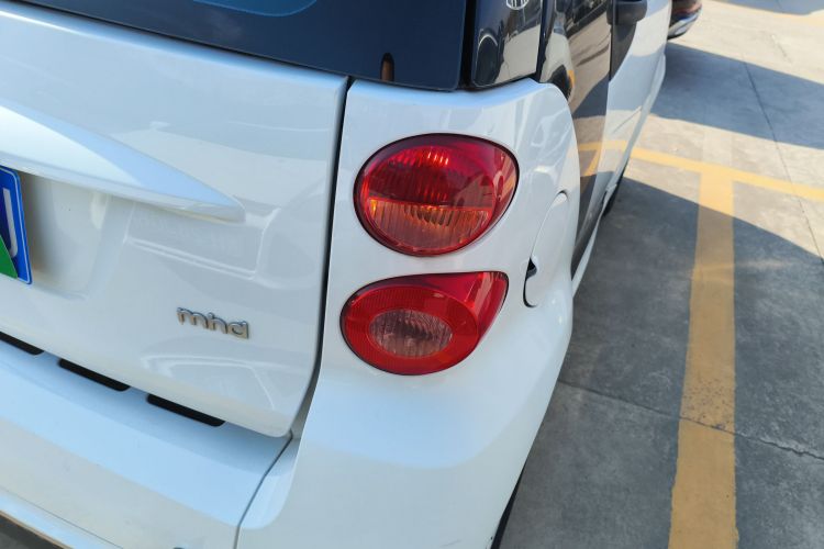 smart fortwo 2012款 1.0 MHD 硬顶舒适版车身外观9