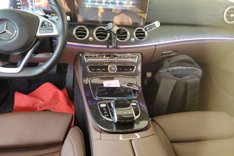 奔驰E级 2017款 E 200 L 4MATIC中控内饰18