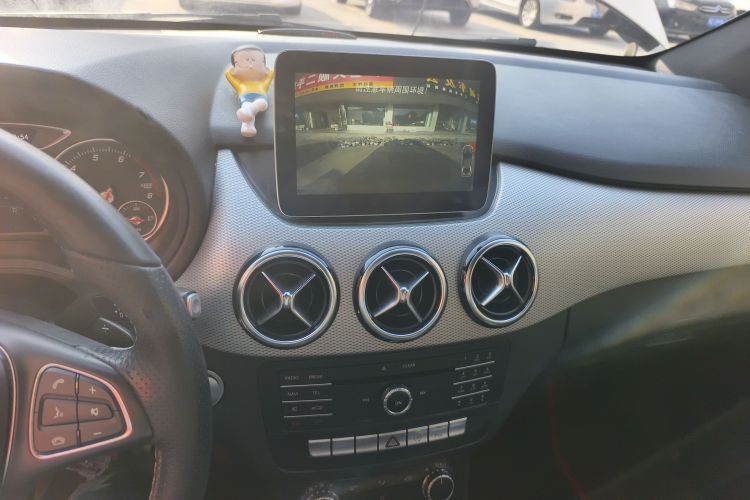 奔驰B级 2017款 B 200 动感型中控内饰16