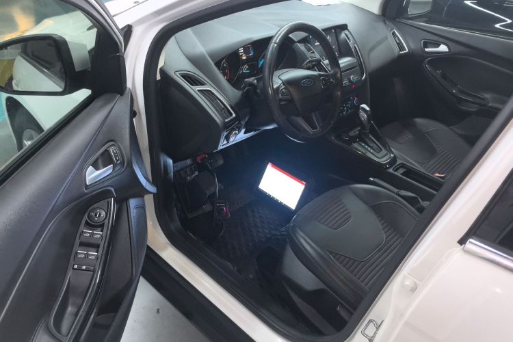 福特 福克斯 2018款 三厢经典 EcoBoost 180 自动精英型中控内饰7003