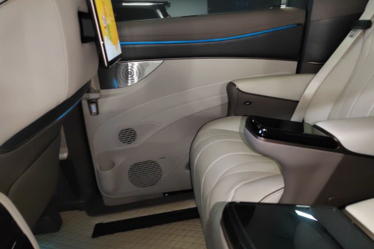 腾势D9 2022款 DM-i 970 四驱旗舰型中控内饰45