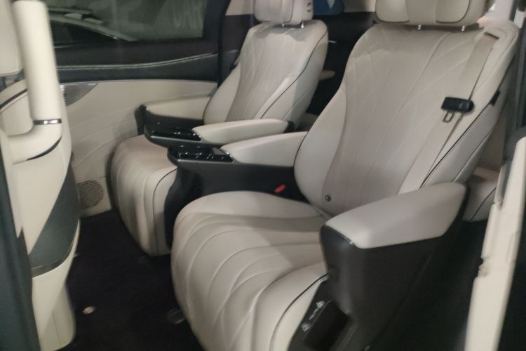 腾势D9 2024款 DM-i 980 四驱尊贵型中控内饰7004