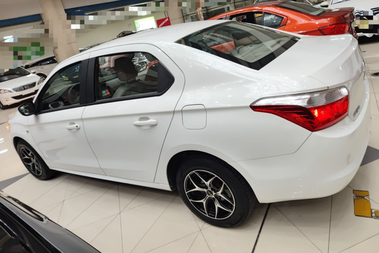 雪铁龙 爱丽舍 2015款 质尚版 1.6L 手动时尚型车身外观4