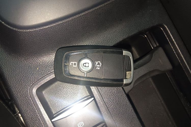 福特 福克斯 2022款 三厢 EcoBoost 180 自动ST Line中控内饰7001