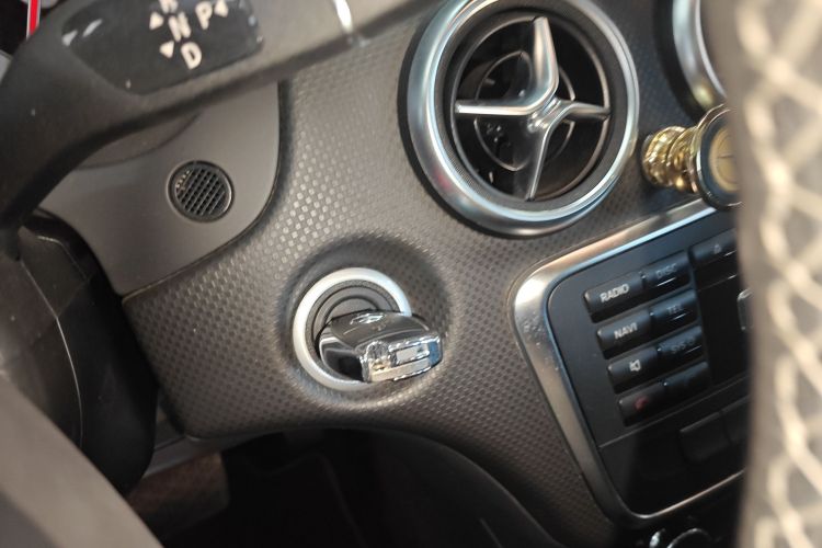 奔驰A级(进口) 2015款 A 200 时尚型中控内饰7001