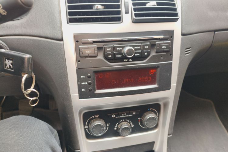 标致307 2013款 两厢 1.6L 手动舒适版中控内饰16