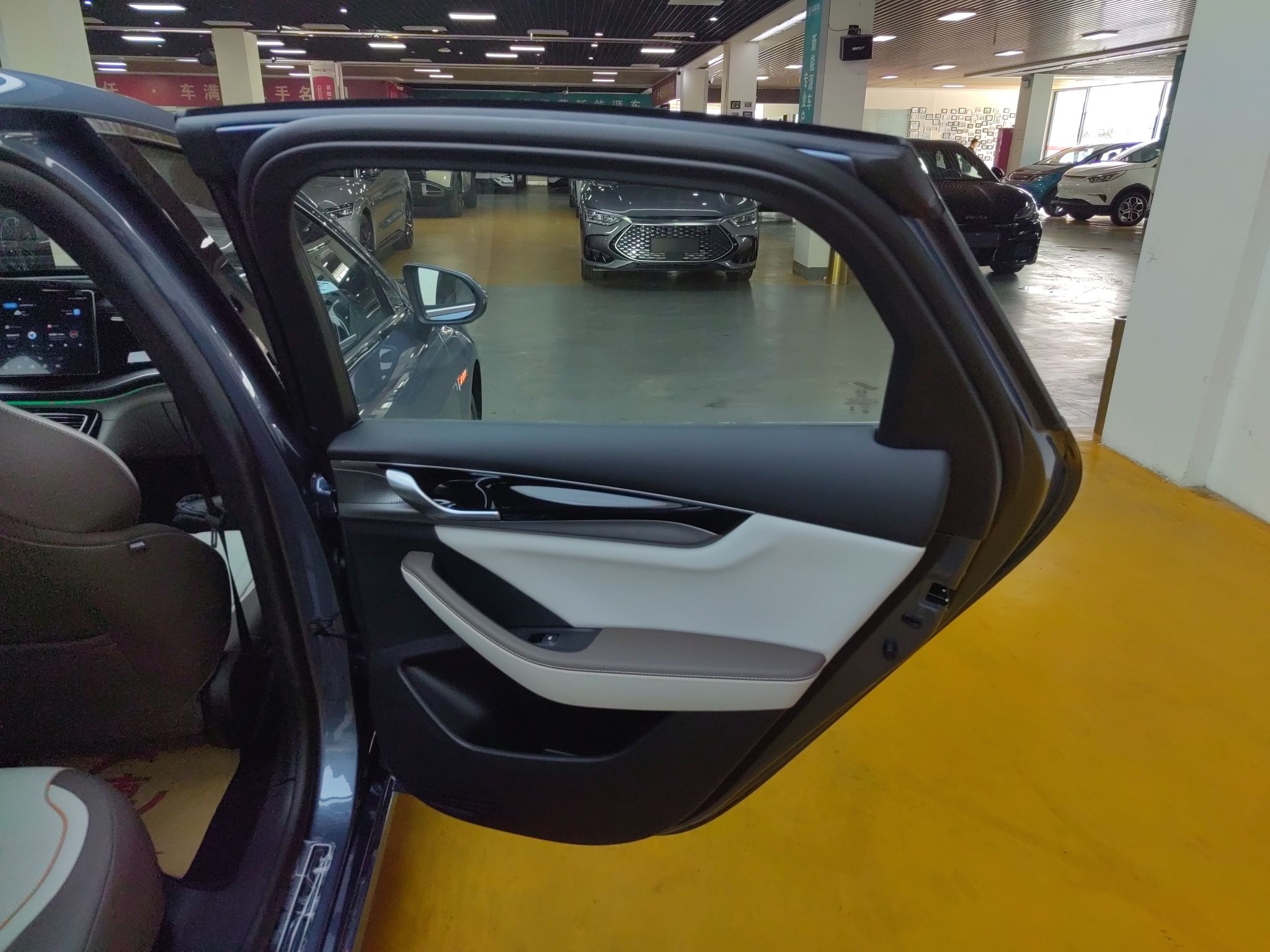 比亚迪 秦PLUS 2024款 荣耀版 EV 510KM卓越型