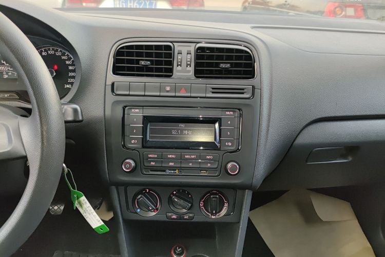 大众 Polo 2014款 1.4L 手动风尚版中控内饰16