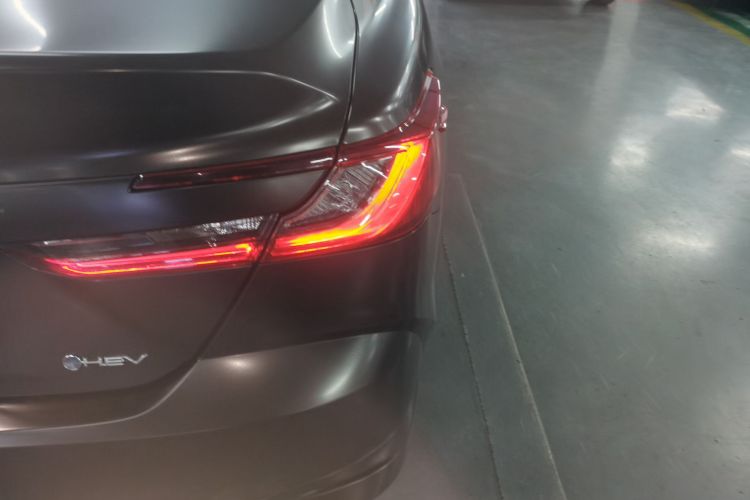 丰田 凯美瑞 2024款 双擎 2.0HGVP 豪华版车身外观9