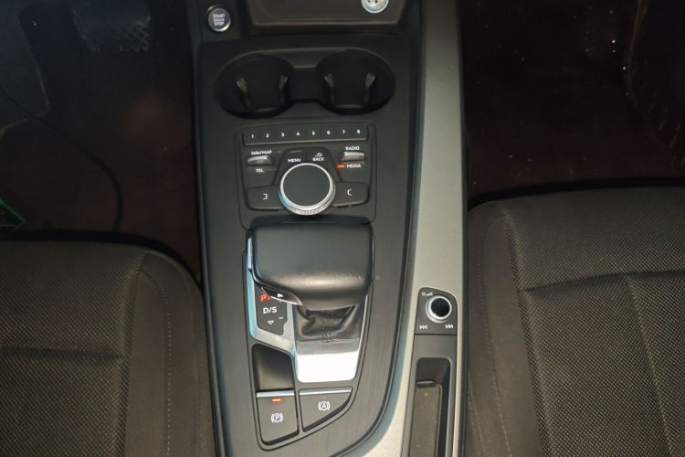 奥迪A4L 2018款 30周年年型 40 TFSI 进取型中控内饰18