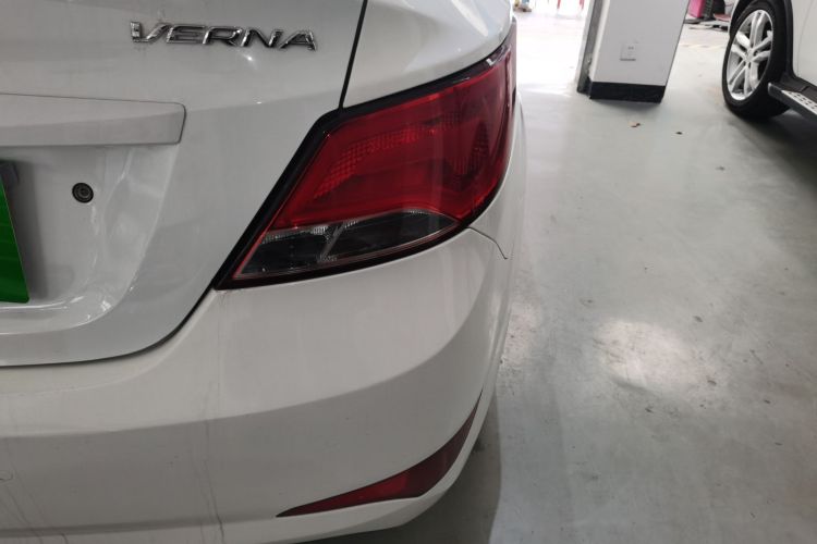 现代 瑞纳 2014款 1.4L 自动智能型GLS车身外观9