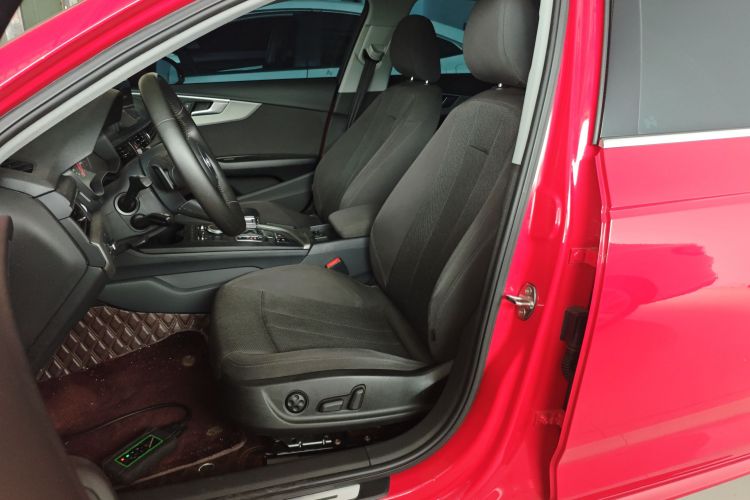 奥迪A4L 2018款 30周年年型 40 TFSI 进取型中控内饰19