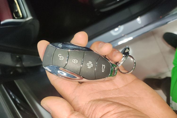 红旗H5 2023款 2.0T 自动智联旗享版中控内饰11