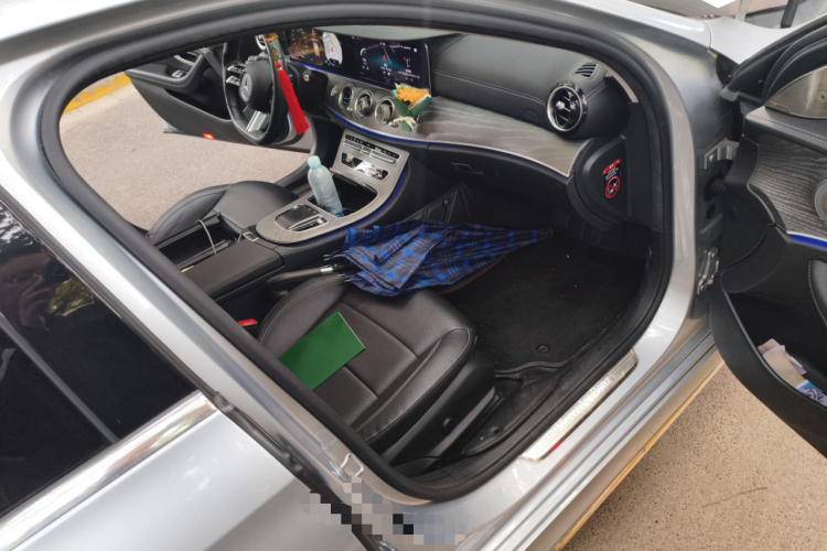 奔驰E级 2021款 改款 E 300 L 运动时尚型局部细节9005