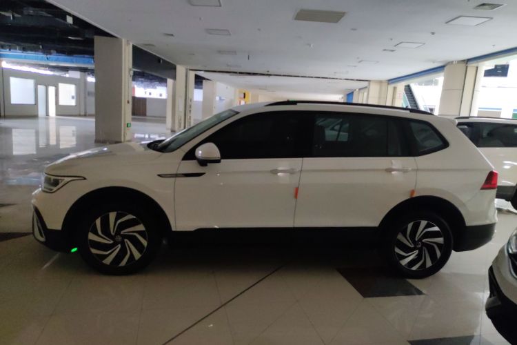 大众 途观L 2022款 330TSI 自动两驱舒享版车身外观4