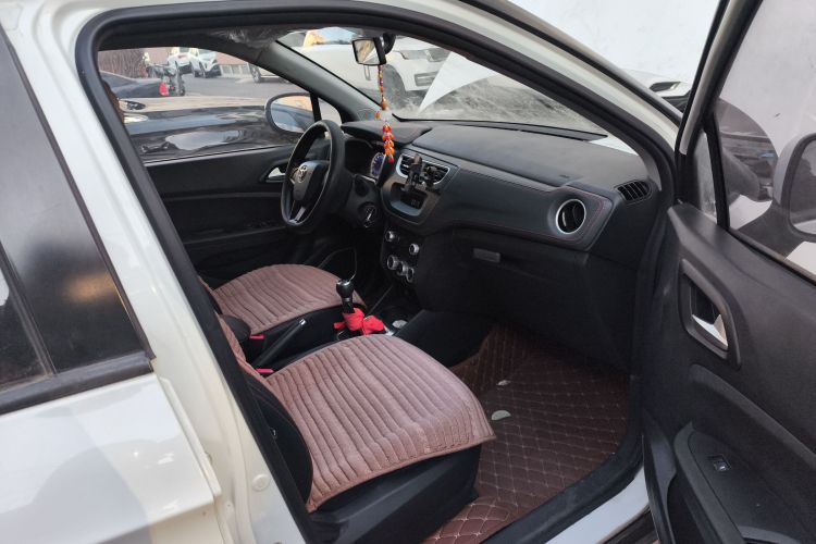 中华V3 2016款 1.5L 手动舒适型局部细节9005