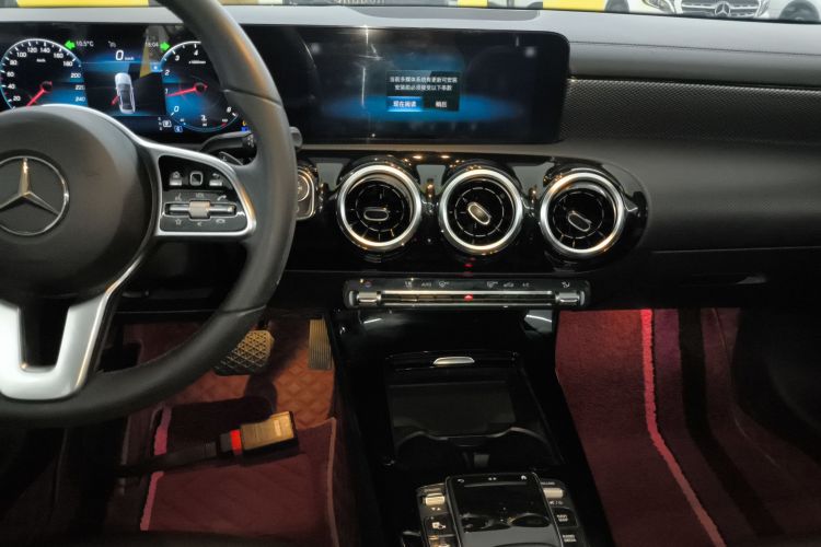 奔驰A级 2020款 改款二 A 180 L 运动轿车中控内饰16