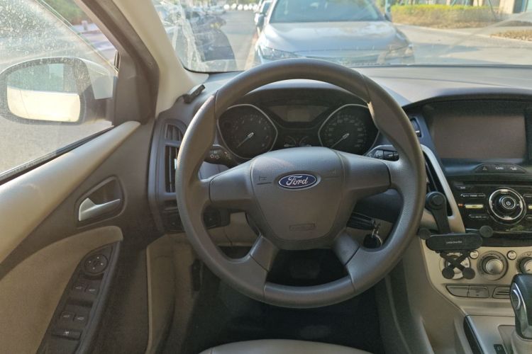 福特 福克斯 2012款 三厢 1.6L 自动舒适型中控内饰13