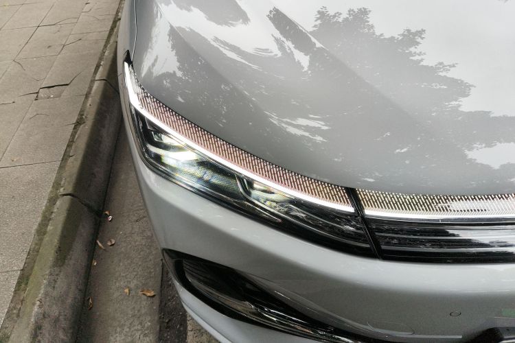 吉利银河 银河A7 2025款 EM-i 70km 豪享版车身外观8