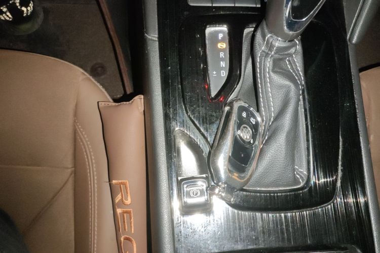 别克 君威 2017款 20T 精英型中控内饰11