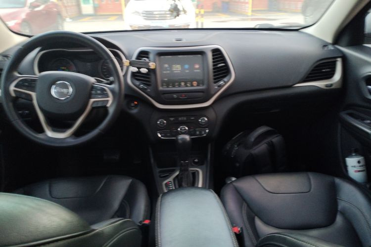 Jeep 自由光 2017款 2.0L 优越版中控内饰12