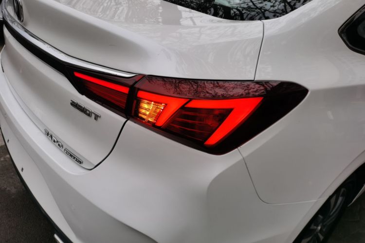 长安 逸动 2020款 PLUS 蓝鲸NE 1.4T GDI DCT尊贵型车身外观9