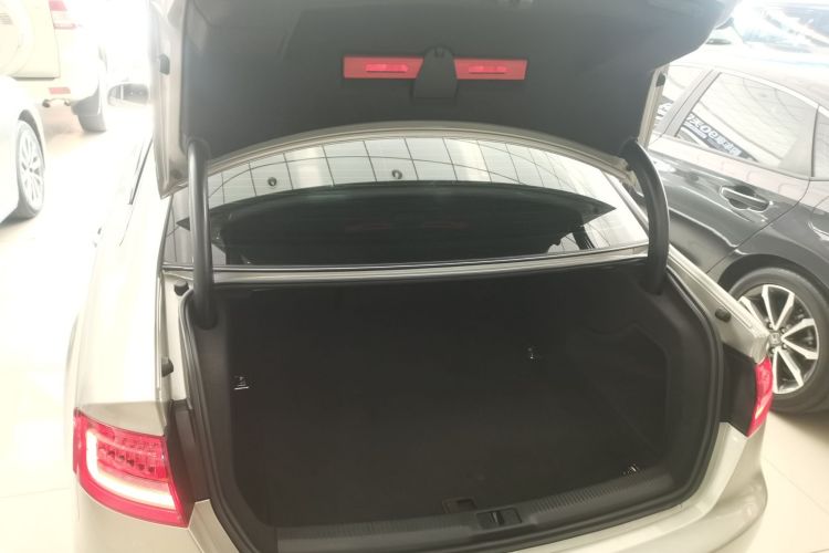 奥迪A4L 2016款 35 TFSI 典藏版 自动标准型机舱底盘23