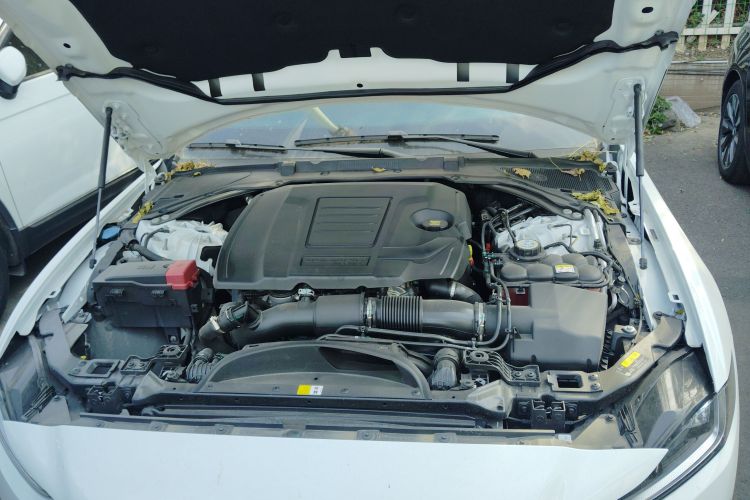 捷豹XEL 2025款 2.0T 250PS R-DYNAMIC 90周年典藏版机舱底盘24