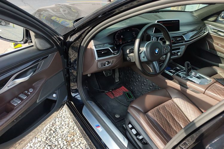 宝马7系 2019款 改款 740Li 领先型 M运动套装中控内饰20