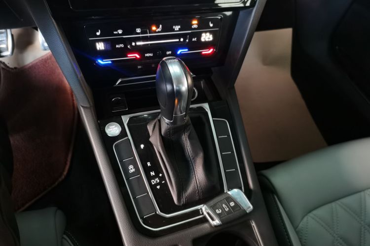 大众 迈腾 2023款 200万辆纪念版 330TSI DSG领先型中控内饰18