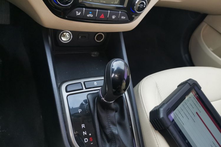 长安 逸动 2016款 1.6L 自动风尚型中控内饰18