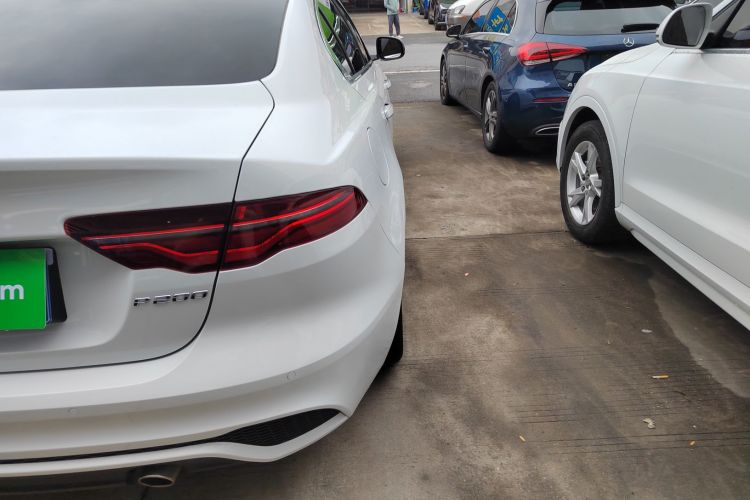 捷豹XEL 2020款 2.0T 200PS R-DYNAMIC 青春运动版车身外观9