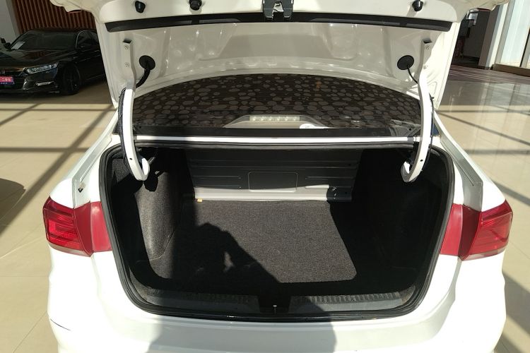 大众 桑塔纳 2018款 1.5L 手动风尚版机舱底盘23