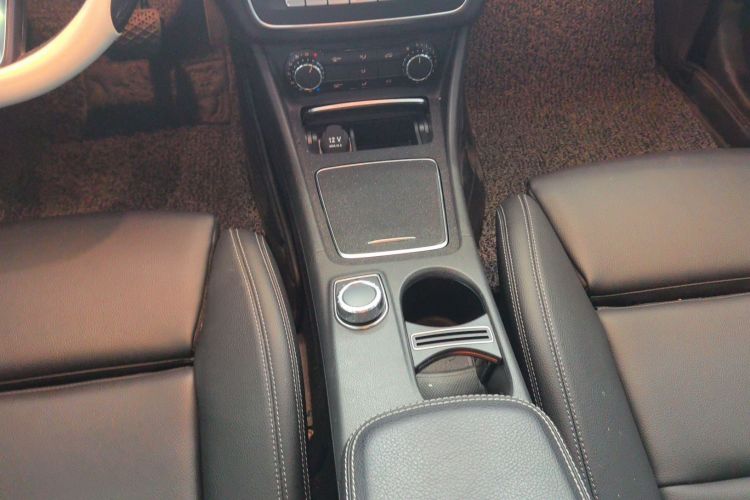 奔驰CLA 2019款 CLA 200 动感型中控内饰18