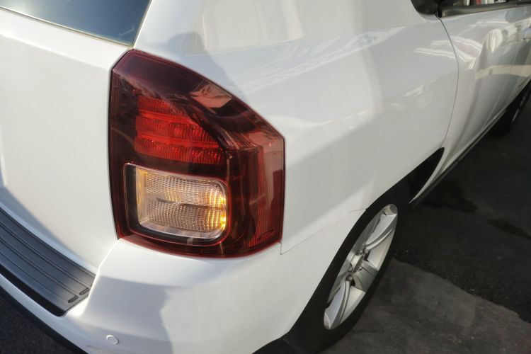 Jeep 指南者(进口) 2015款 2.0L 两驱运动版车身外观6006