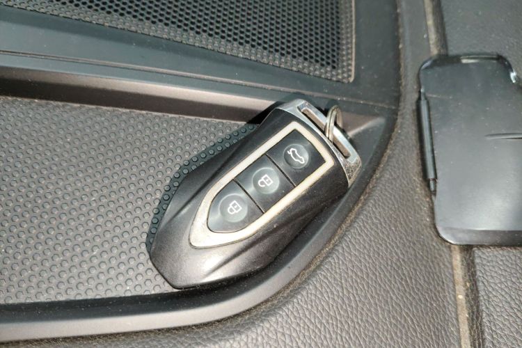 众泰SR9 2017款 2.0T 手动极致之光版中控内饰11