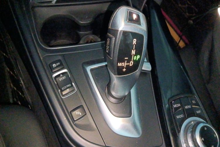 宝马3系 2016款 320Li 时尚型中控内饰18