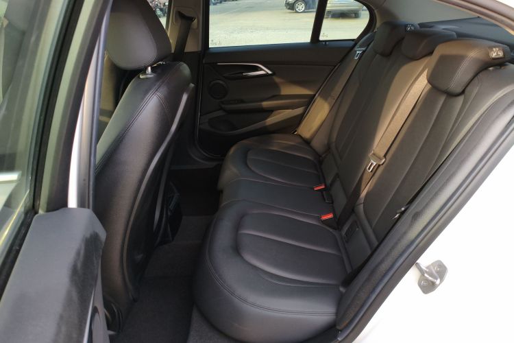 宝马1系 2020款 120i 时尚型中控内饰7004