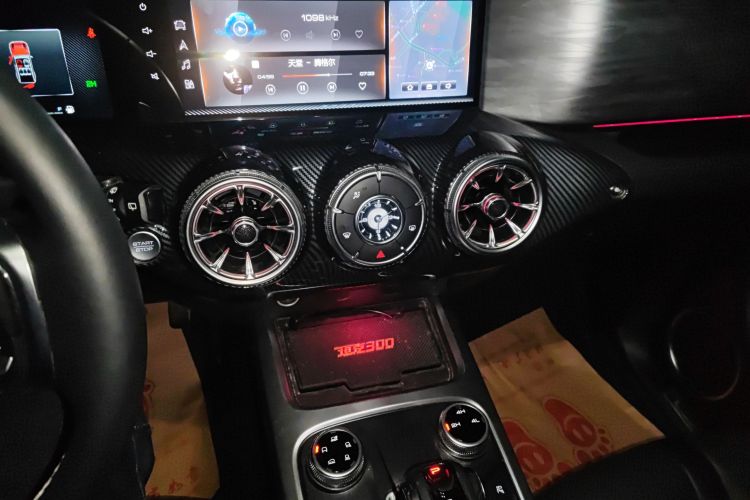 坦克300 2021款 越野版 2.0T 征服者中控内饰16