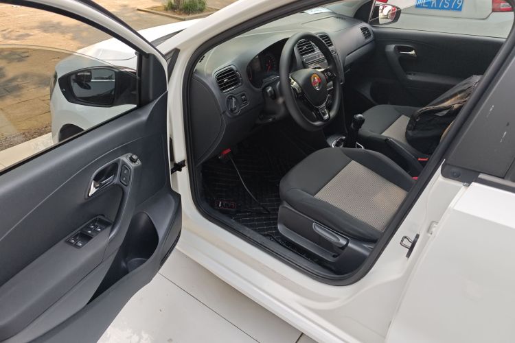 大众 Polo 2014款 1.4L 手动风尚版中控内饰20