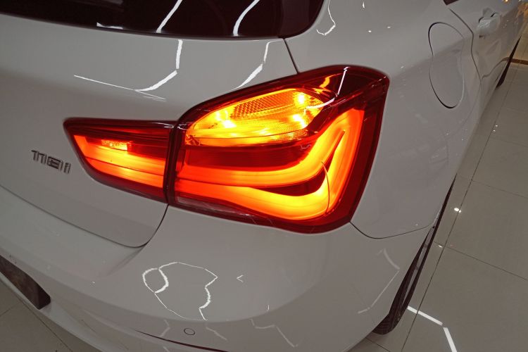 宝马1系(进口) 2018款 118i 领先型车身外观9