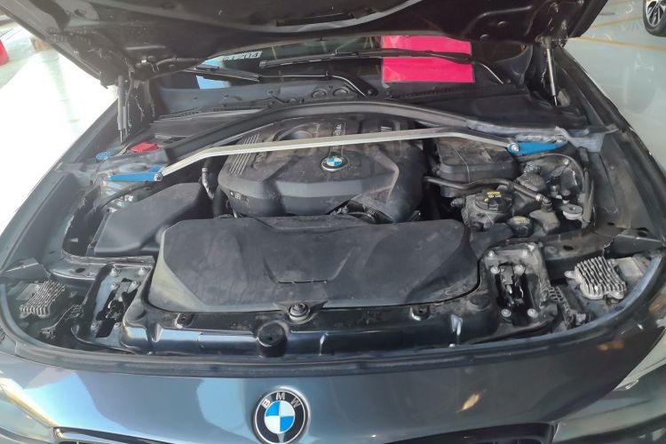 宝马3系GT 2020款 330i M运动曜夜版机舱底盘24